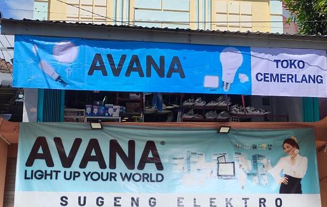 Spanduk AVANA di depan Toko Cemerlang dan Sugeng Elektro