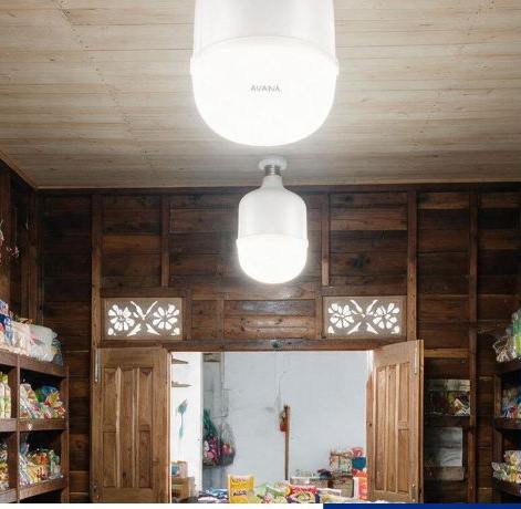 Toko kelontong berdinding kayu diterangi dua T-Bulb AVANA di plafon